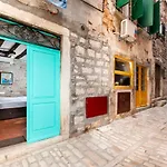 Volta L Apartment