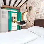 Volta L Apartment