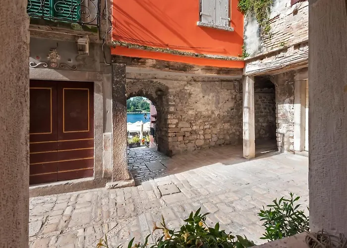 Volta L Apartment